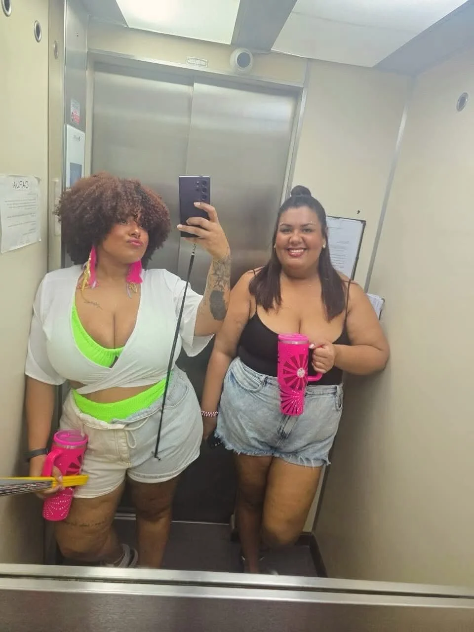 amiga gorducha deliciosa com tetao quase saltando image 8