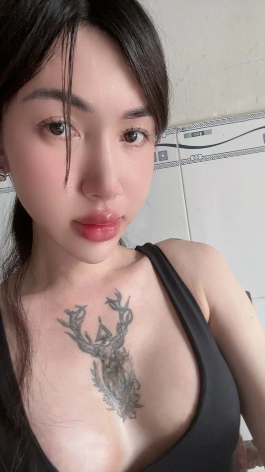 Bee ladyboy main image