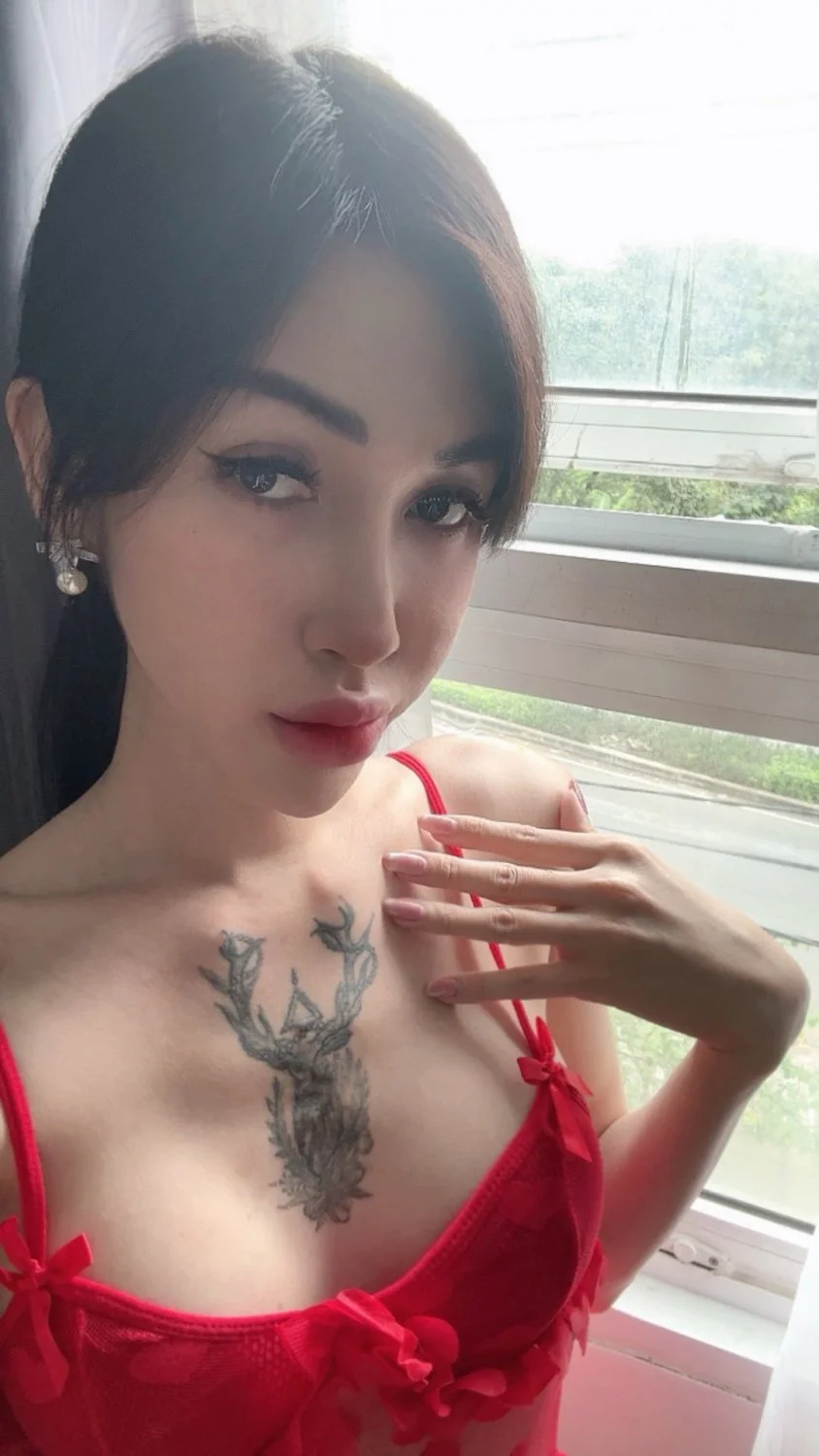 Bee ladyboy image 13
