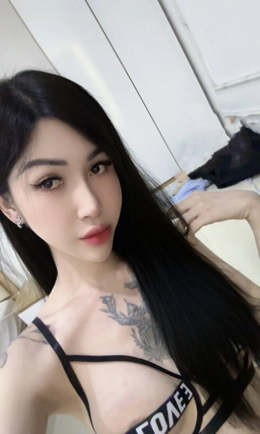 Bee ladyboy image 19
