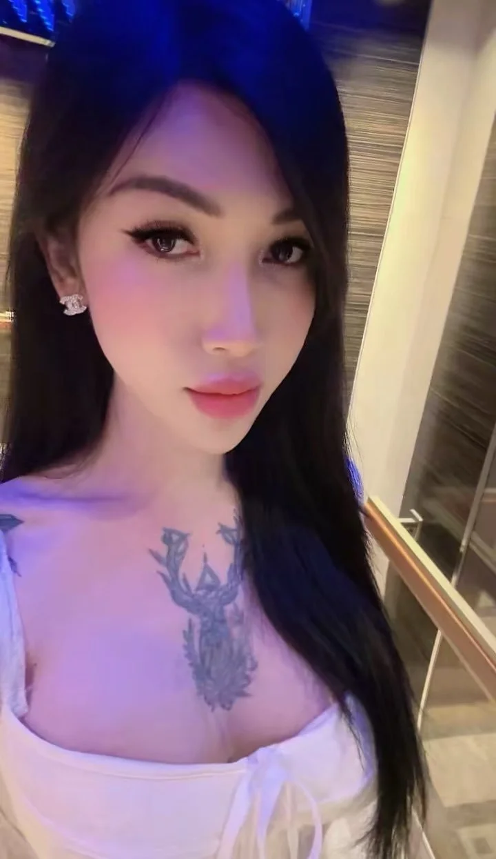 Bee ladyboy image 25