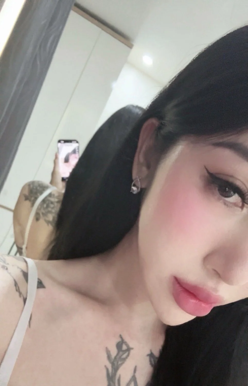 Bee ladyboy image 26