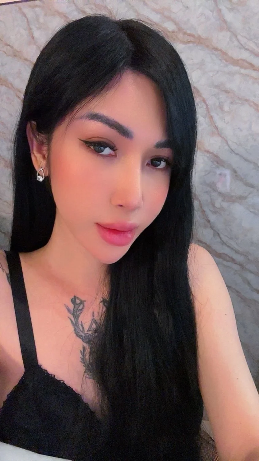 Bee ladyboy image 6