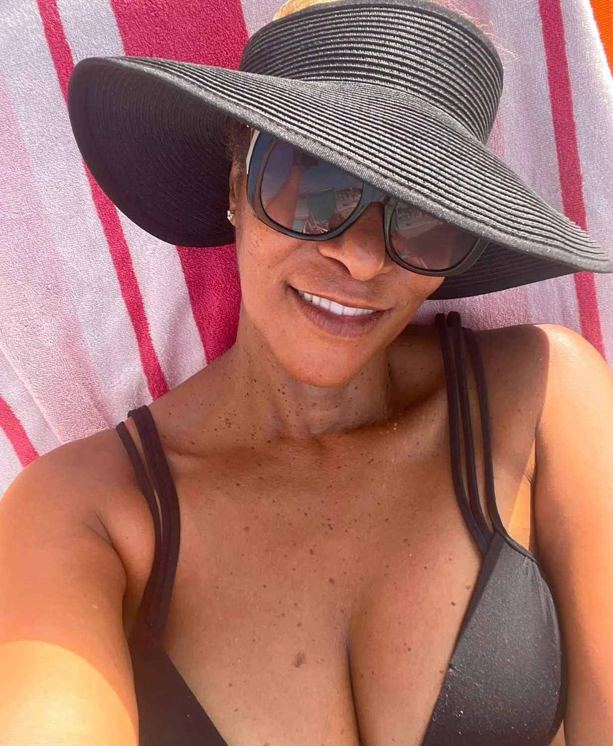 SEXY SANDRA EBONY MATURE image 10