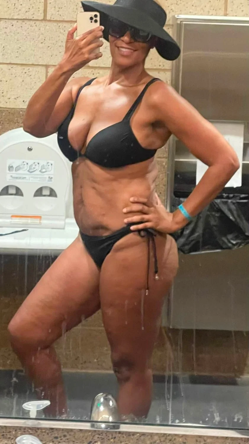 SEXY SANDRA EBONY MATURE image 4