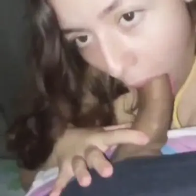 Botou a amiga novinha da namorada pra mamar em quanto ela tomava banho... cover image