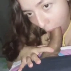 Botou a amiga novinha da namorada pra mamar em quanto ela tomava banho... main image