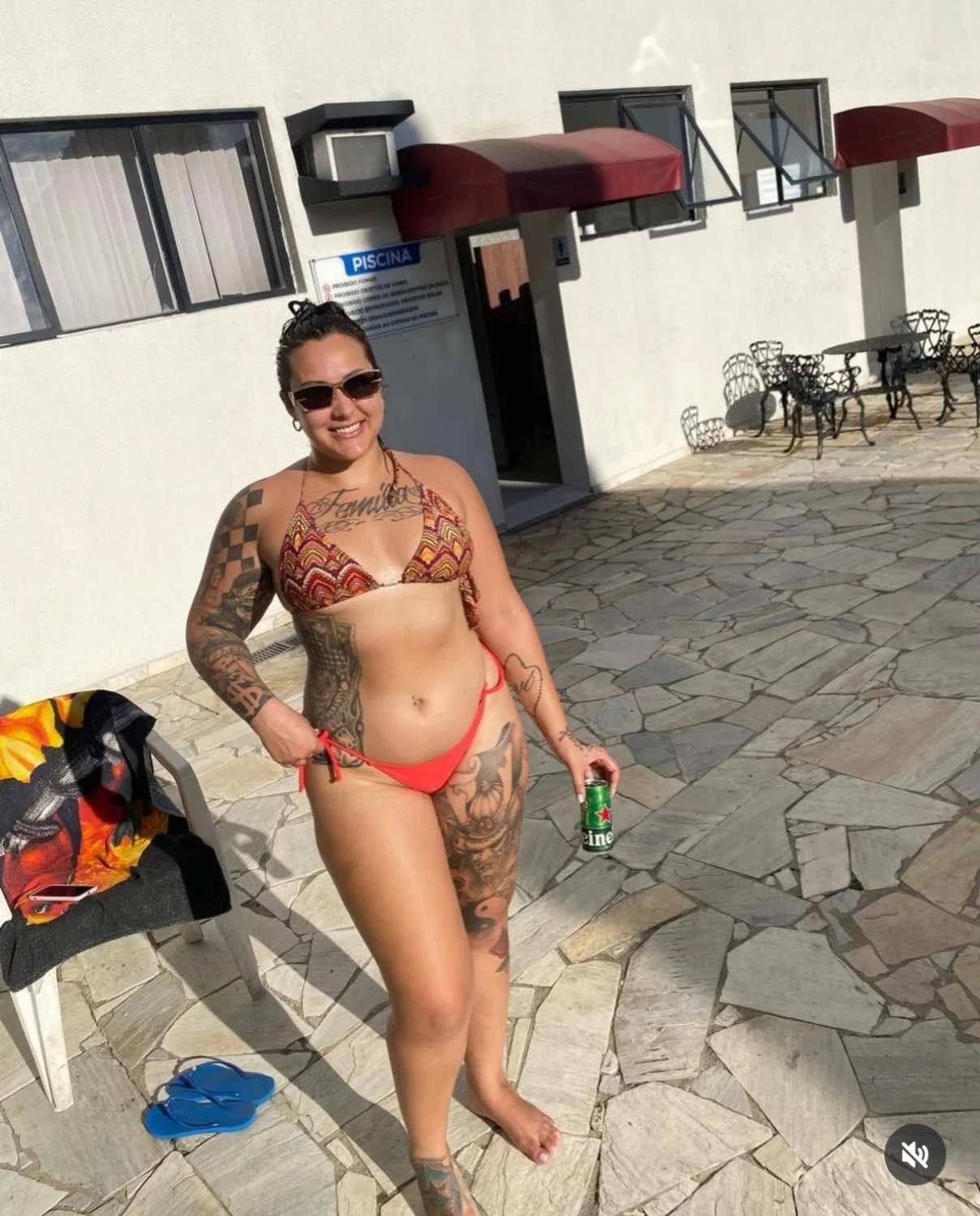Motogirl foi entregar a marmita e já virou marmita do bandido | Cavala rabuda tatuada image 3