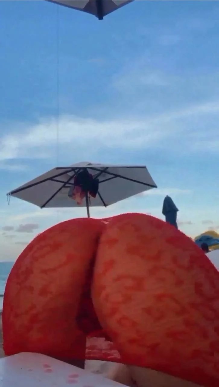 putinha favelada exibida rebolando na praia que nem vagabunda quase pelada! vazou, vazada, amador image 3