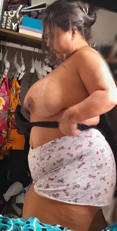 Esposa cadela gordinha e peituda se exibindo cover image