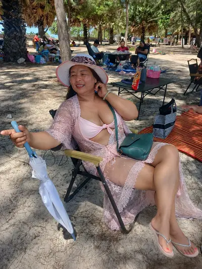 สาวใหญ่แซ่บๆริมหาด cover image