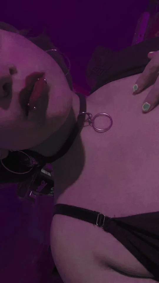 Cómo no enamorarse de esta hermosa mujer con grandes y ricas tetas la hija de papi toda una puta image 27