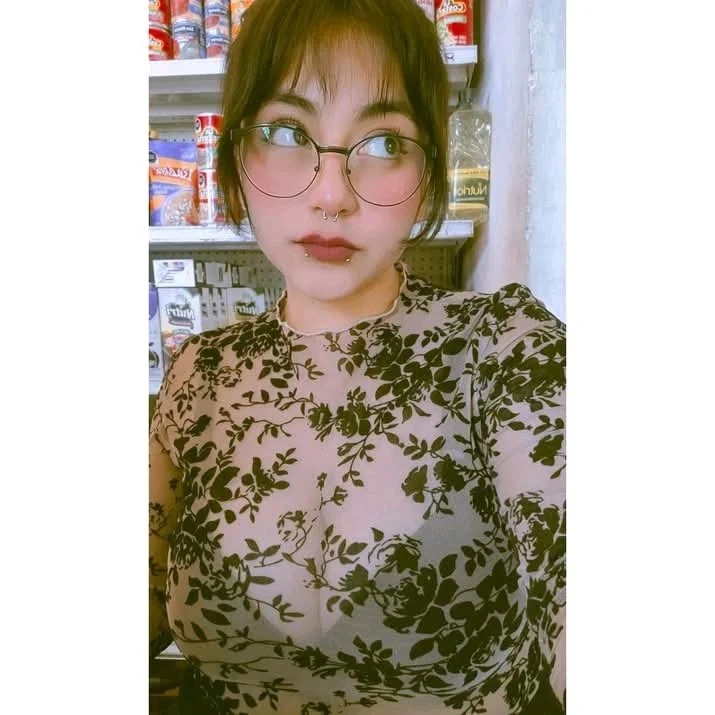Cómo no enamorarse de esta hermosa mujer con grandes y ricas tetas la hija de papi toda una puta image 31
