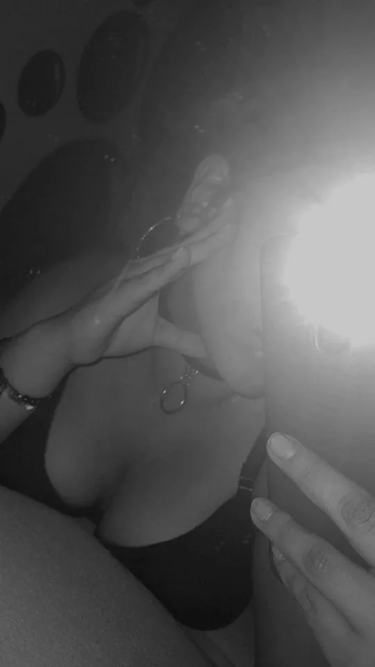 Cómo no enamorarse de esta hermosa mujer con grandes y ricas tetas la hija de papi toda una puta image 6
