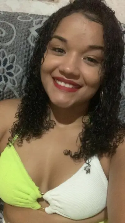 Vazou fotos de novinha mostrando os peitinhos no espelho cover image