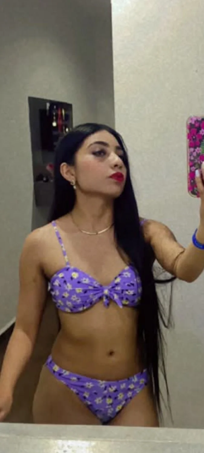 Rica girl putita sexy en bikini flaquita main image