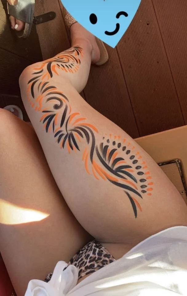 What do we think of this tight girl? image 12