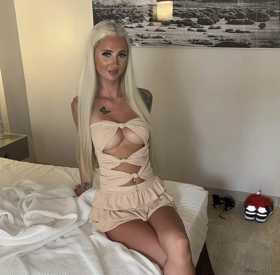 What do we think of this tight girl? image 9