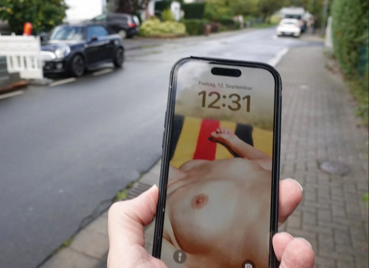 A stranger on erome used my wife's tits as his phone lockscreen in public main image