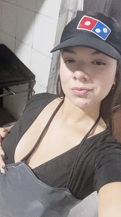 Novinha safada mostrou o peitinho na pizzaria e foi vazada! Vazou vídeo novo erome Brasil cover image