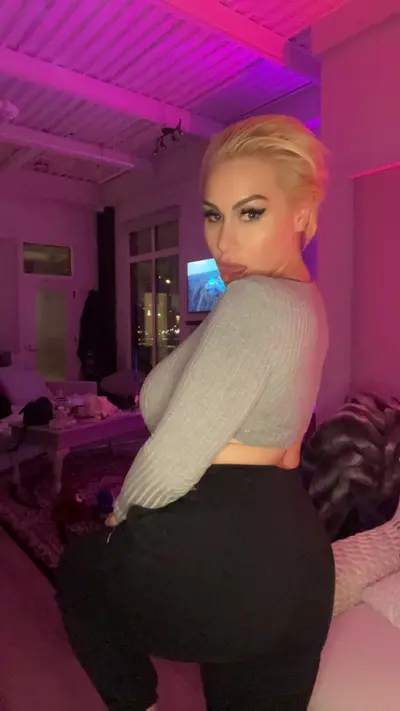 This milf ass needs your help for stretching cover image