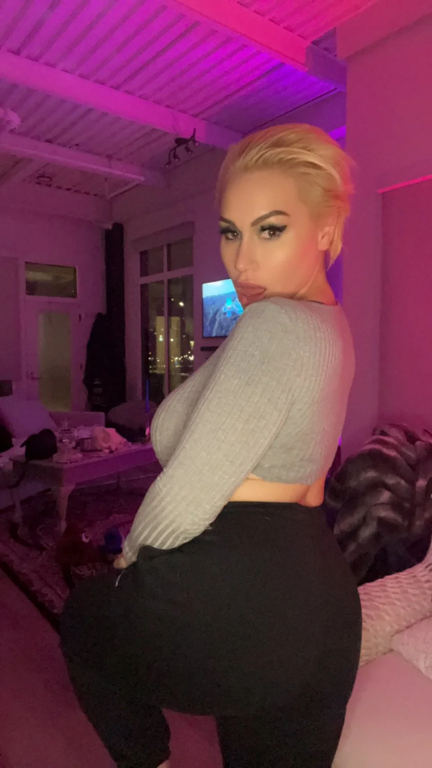 This milf ass needs your help for stretching main image