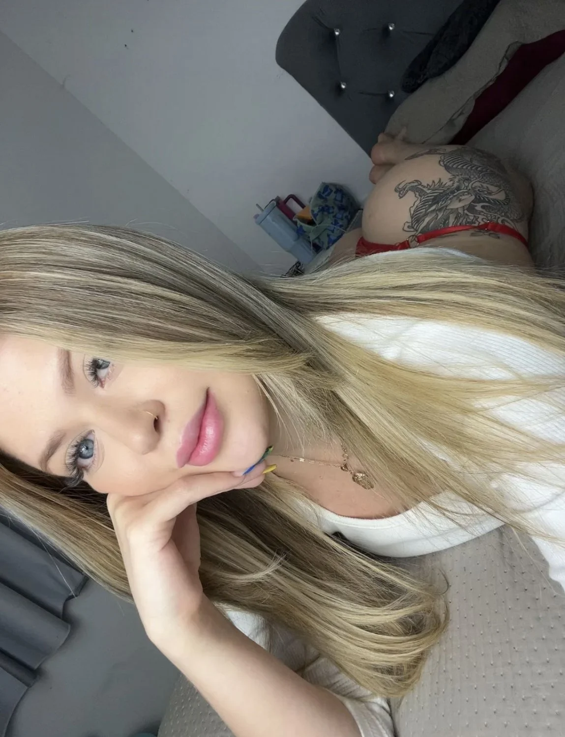 Clica pra a loirinha fudendo. main image