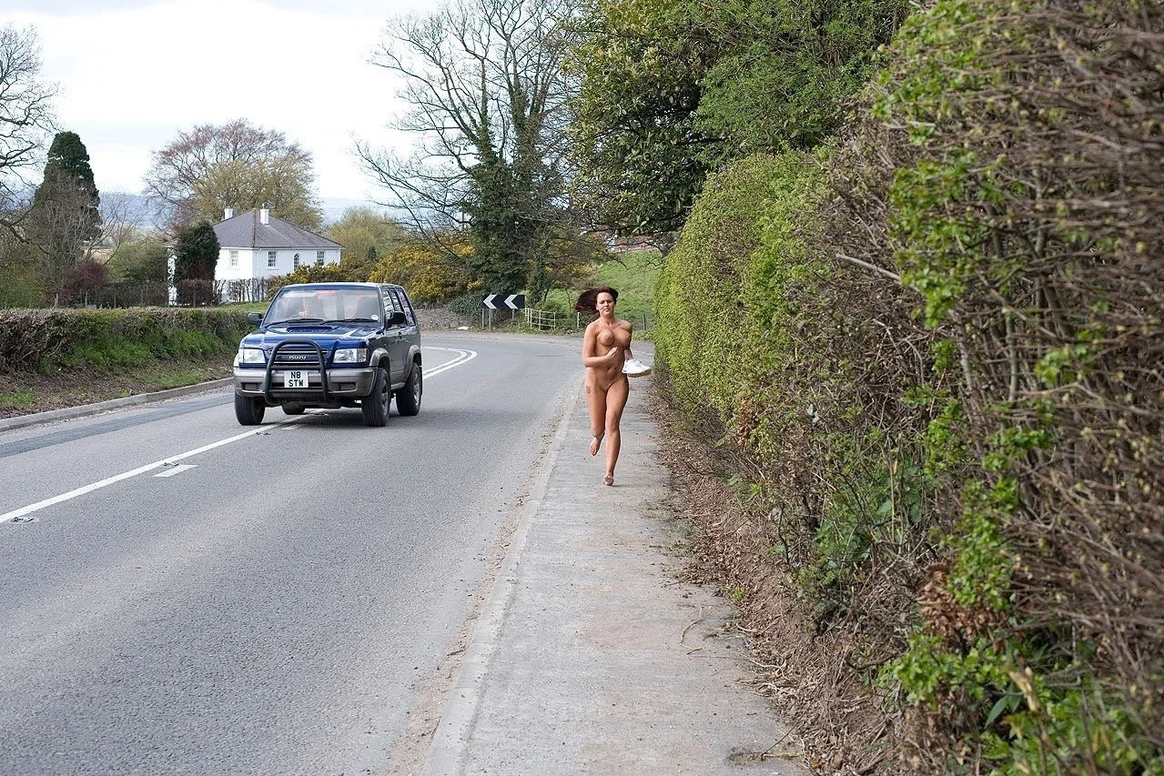 uk sarah nude walk in public image 2