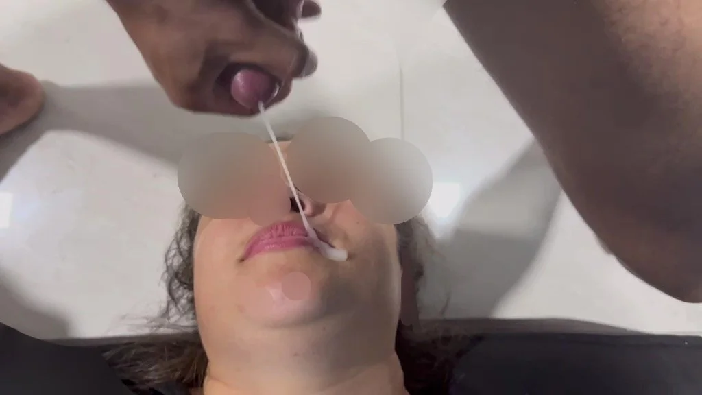 HOTWIFE MORANGUINHO RECEBENDO GOZADA DO COMEDOR - ESPOSA VAGABUNDA image 2