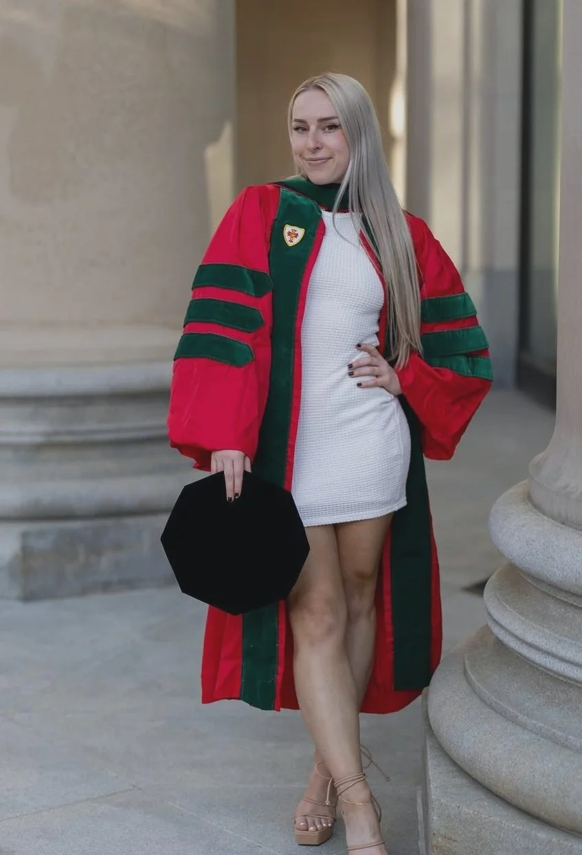Graduate medical resident loves to shake her tight ass image 4