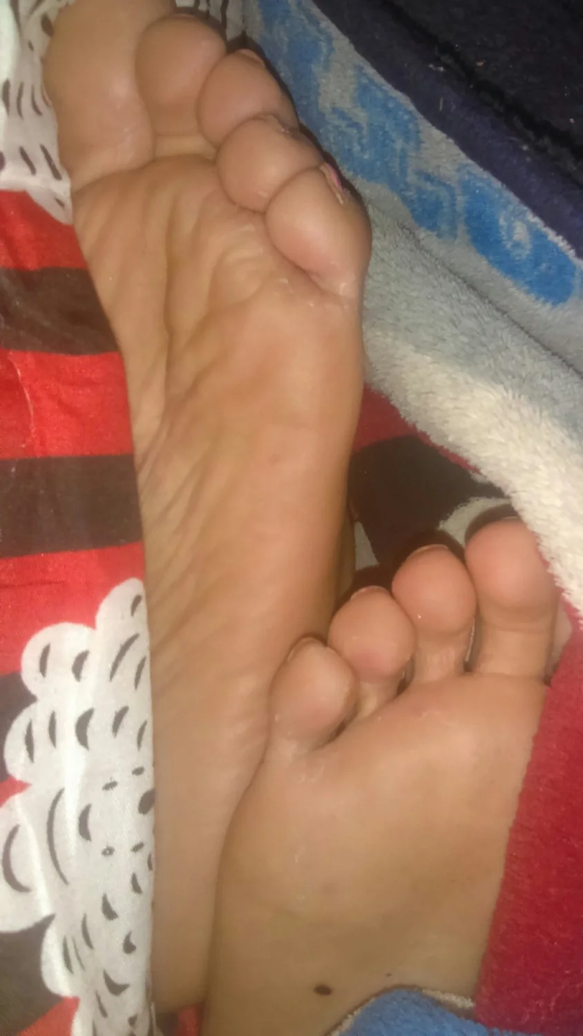 Fernanda sleeping feet image 4