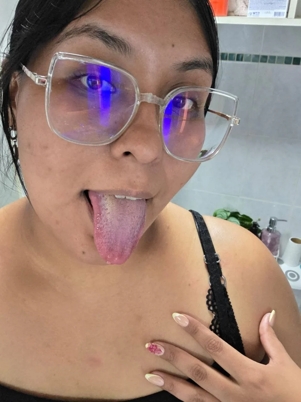 Mi novia sacando la lengua para la leche calentita image 1