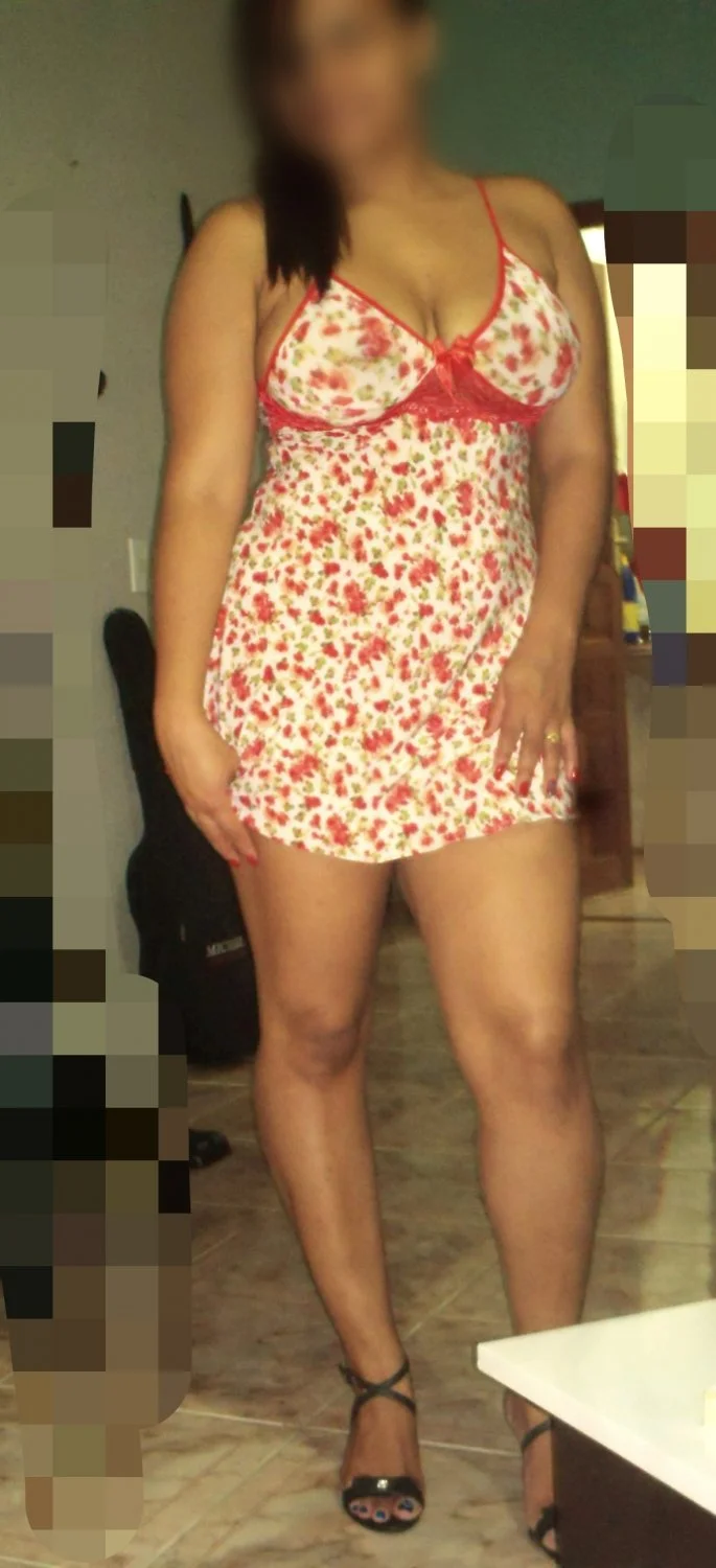 Esposa putinha de um corno...sonha em ver a esposa ...sendo currada por vários machos main image