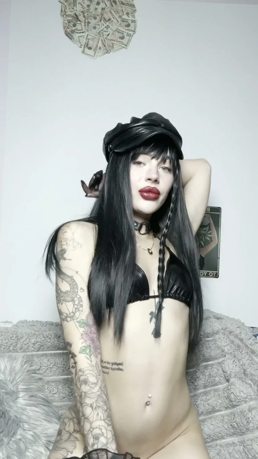 🔞 slutty round ass pussy grinding horny nude slut 🫦💦 My OF image 4