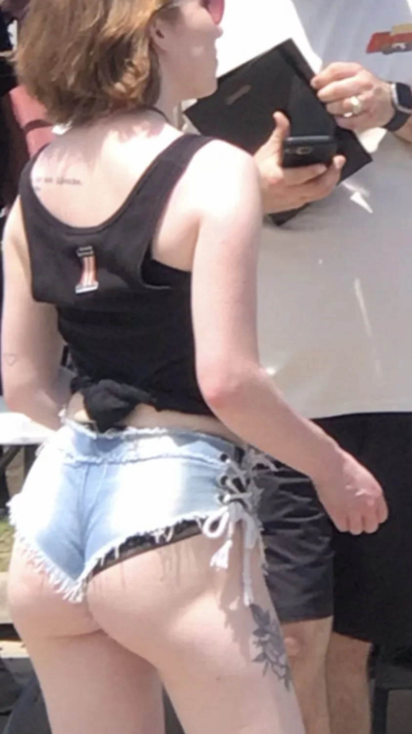 Creeper Keeper: pale whore at the biker bash 🔥 image 3