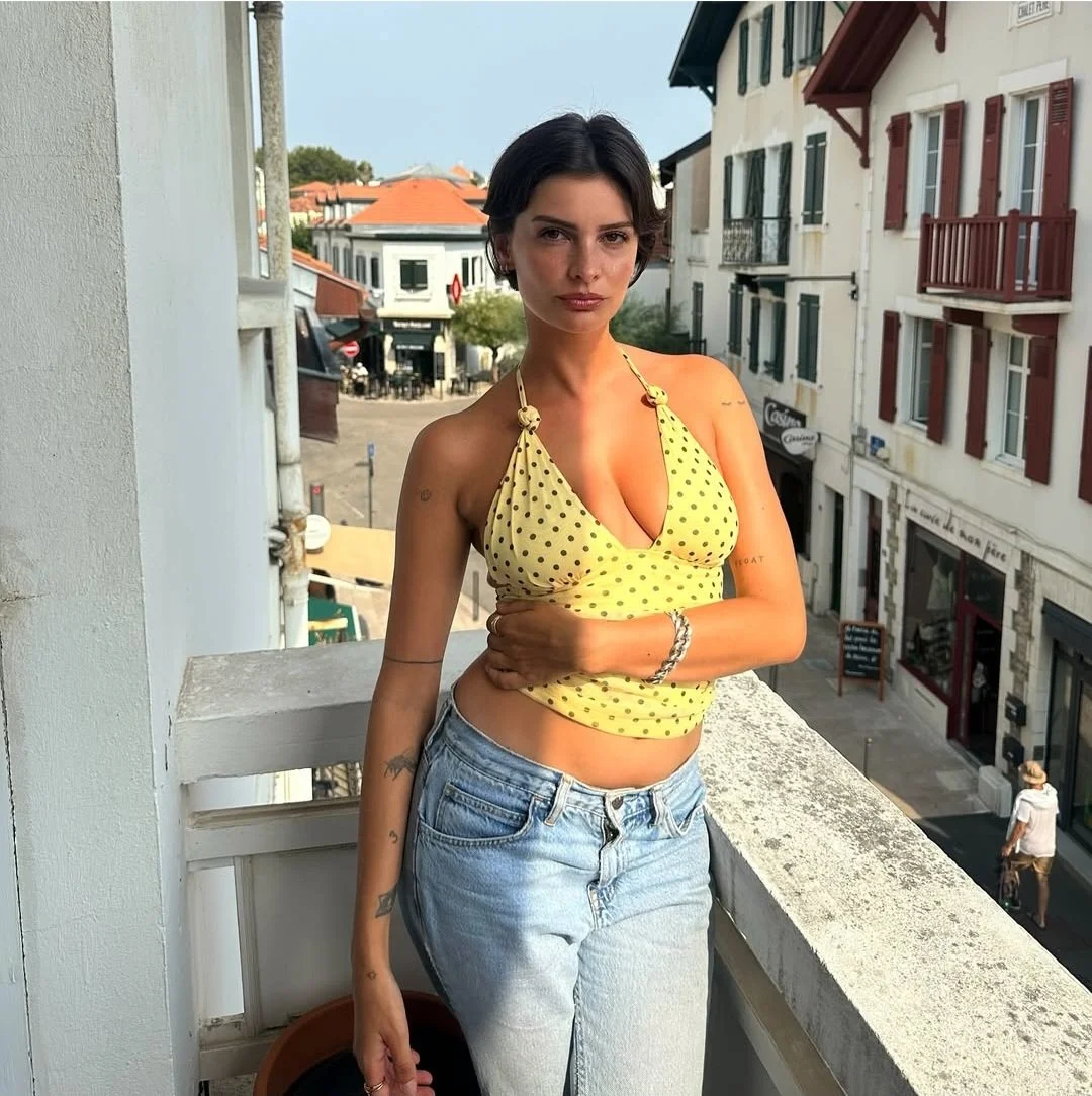 Bikini cleavages and tight tops image 33