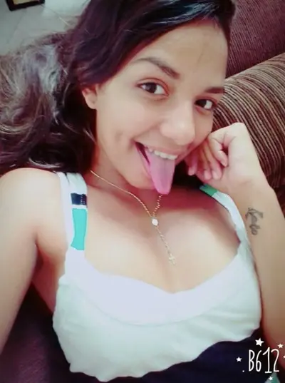 Novinha magrinha vazada tomando leite na cara cover image