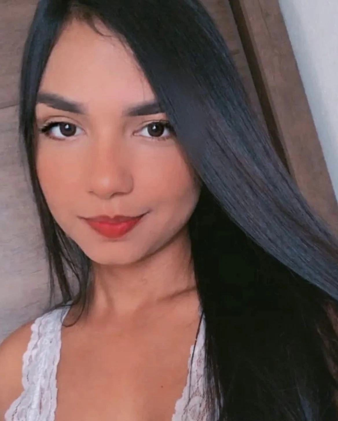 Novinha magrinha vazada tomando leite na cara image 3