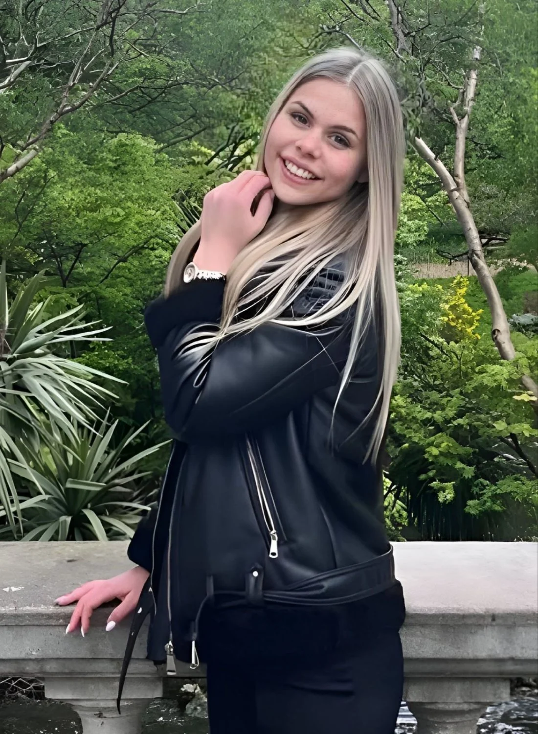 Kik slut Lara, 22, has the body of a goddess image 2