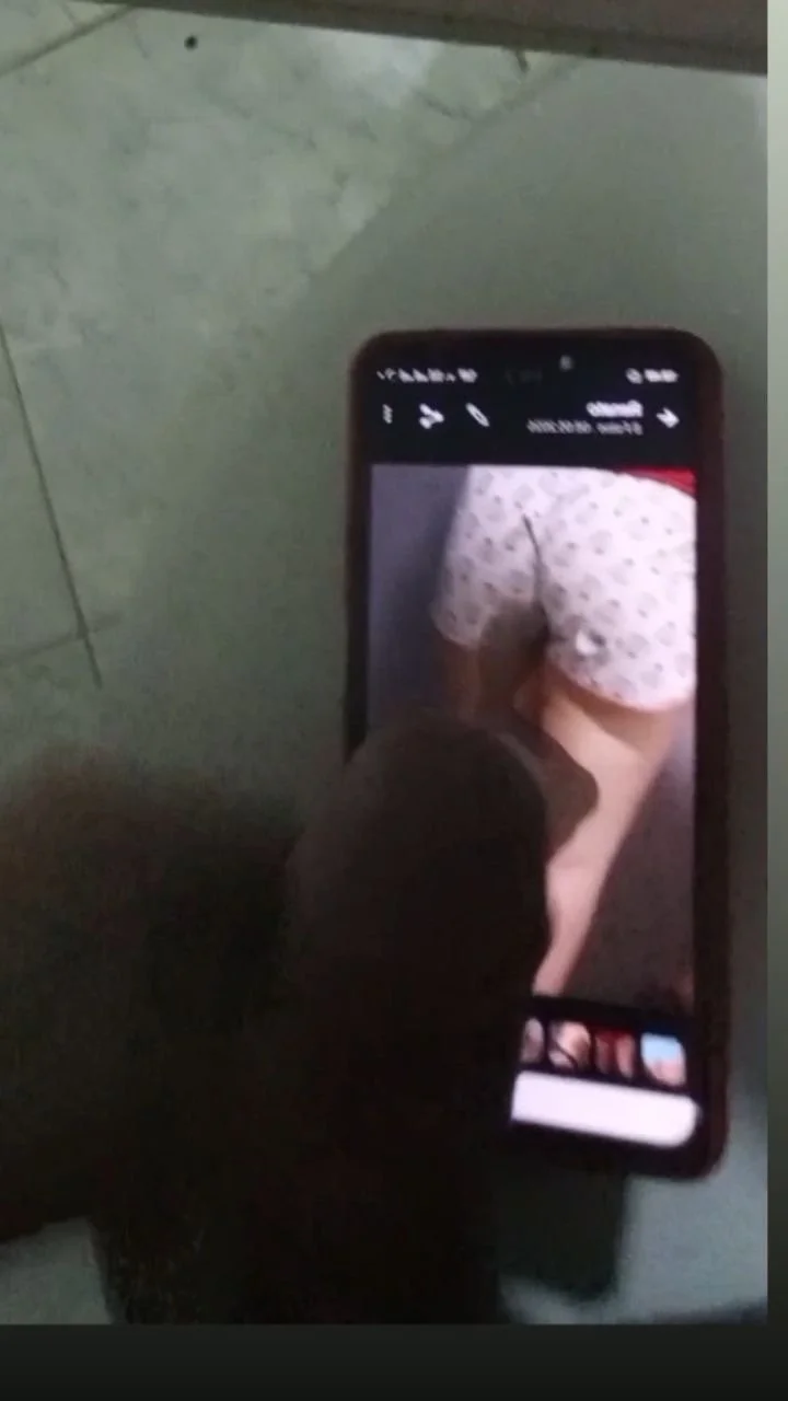 Estão adorando leitar o rabo dela , mais a esposa junto . image 2