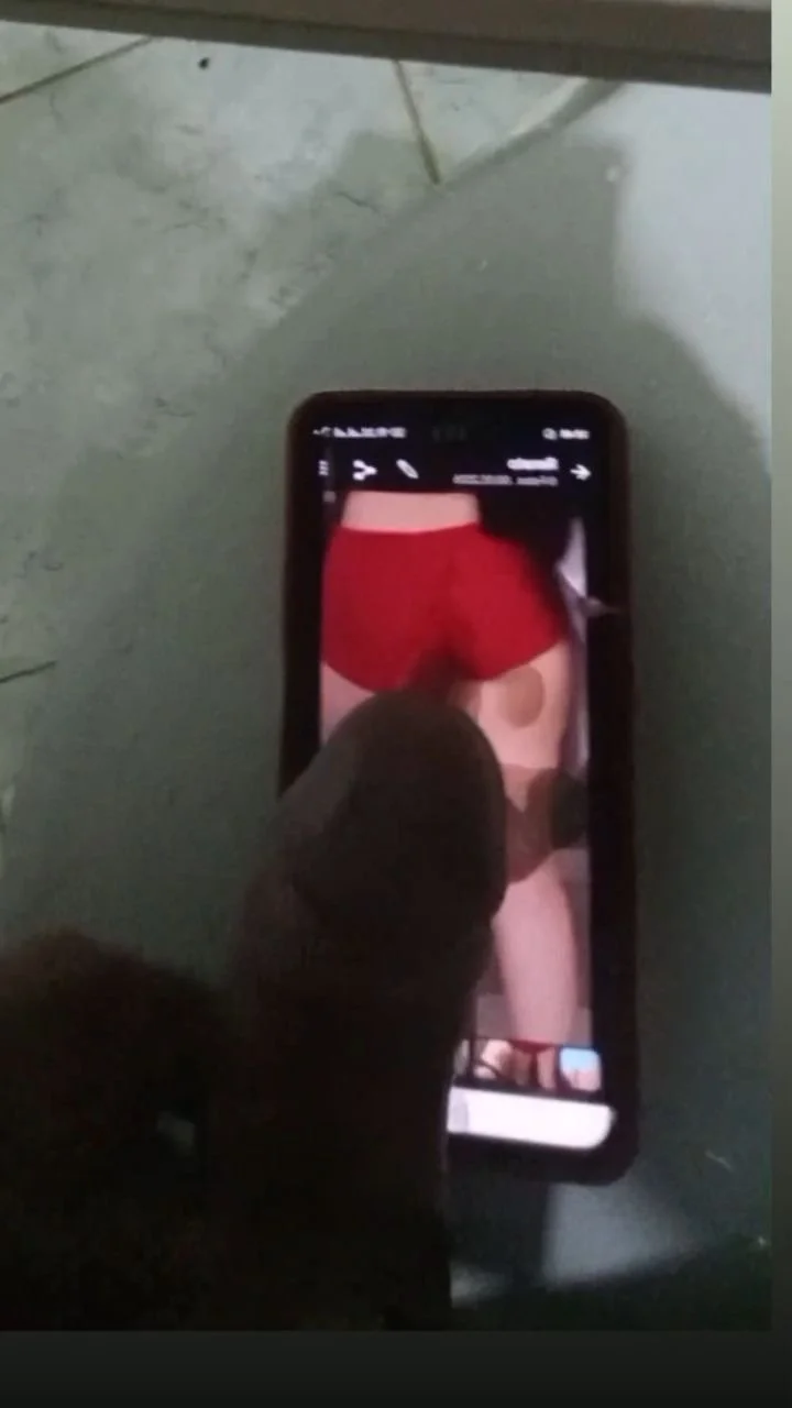 Estão adorando leitar o rabo dela , mais a esposa junto . image 3