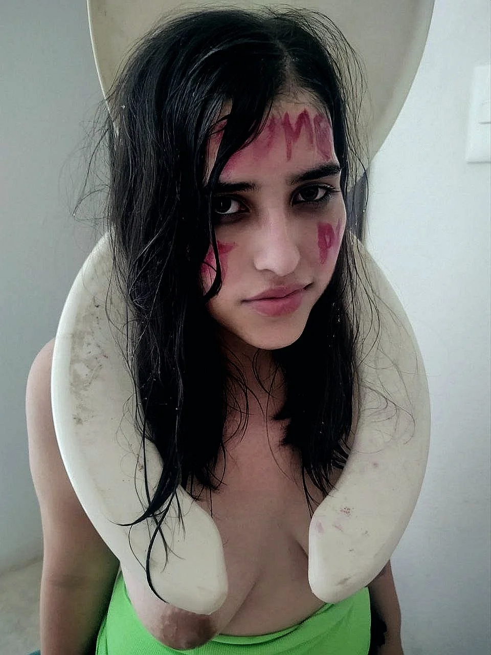 Mi mejor amiga es puta y un urinal humano image 24