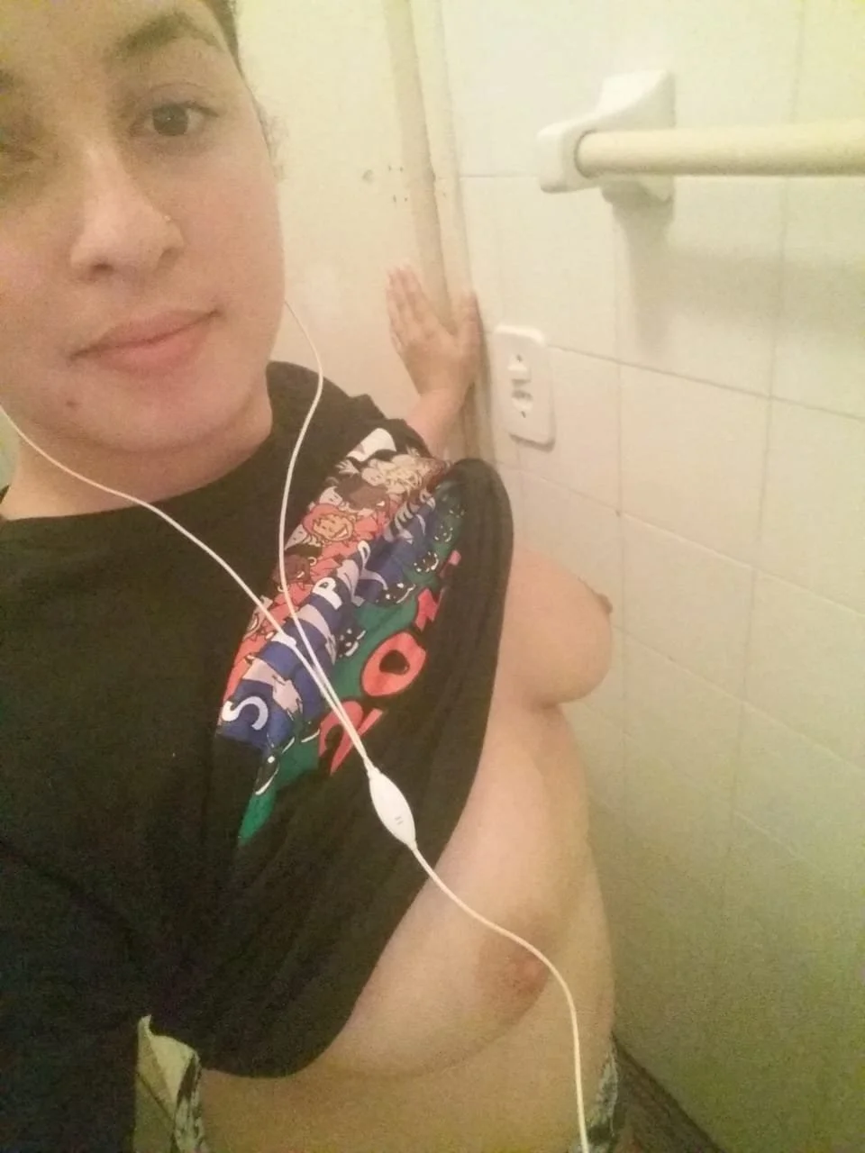 Putinha gostosa e peituda de um corno..como ele gostaria que os machos a vissem image 6