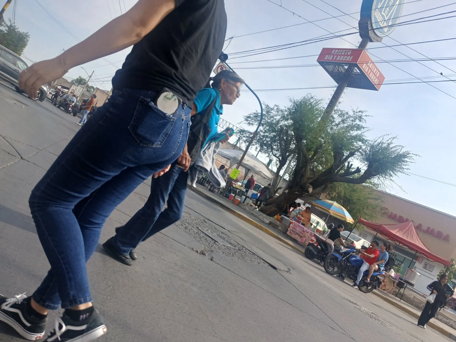 Voyeur puta se da cuenta pone cara de estupida image 14