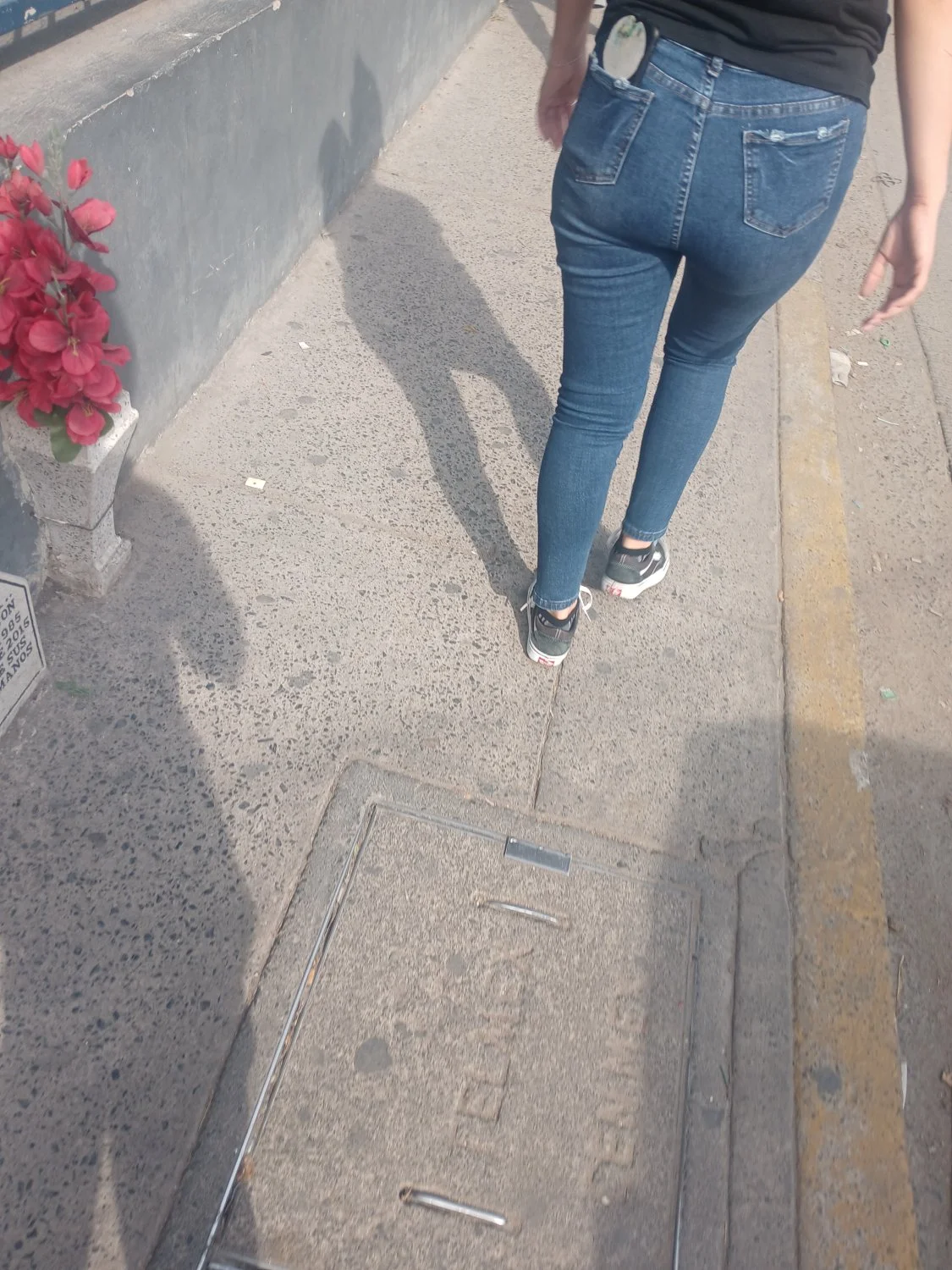 Voyeur puta se da cuenta pone cara de estupida image 16