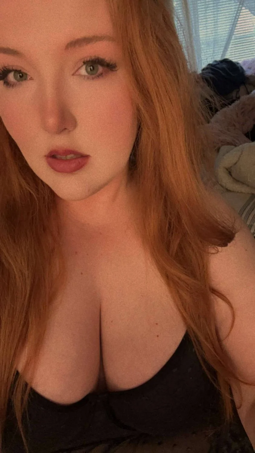 BBW Madeline displaying her udders main image