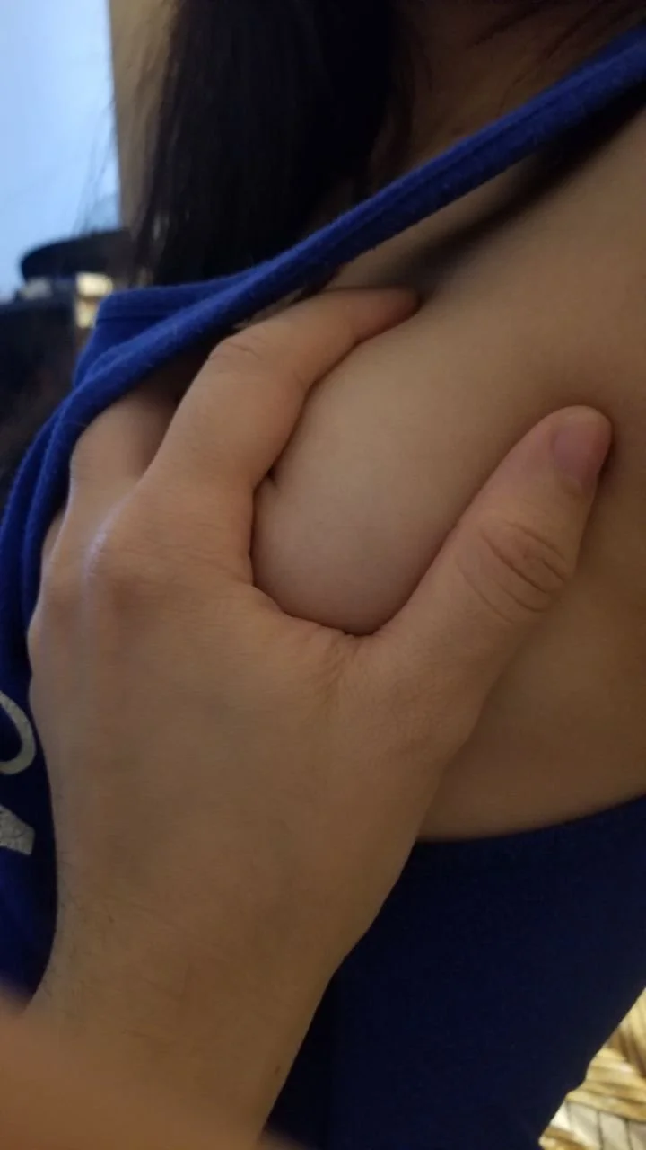 Las tetitas de mi novia image 3