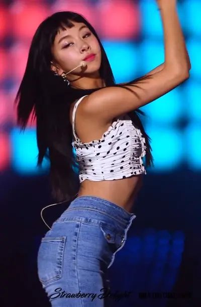 Chaeyoung (Twice) Pictures 1 📷 cover image
