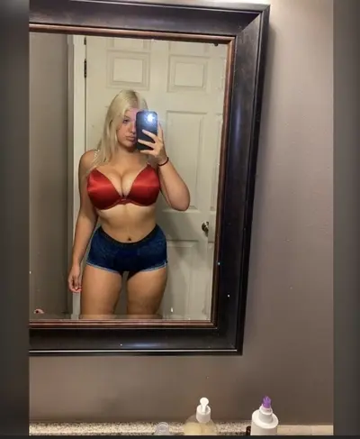 Trola Argentina hermosa rubia sexy culona con enormes tetas grandes deliciosas nudes cover image