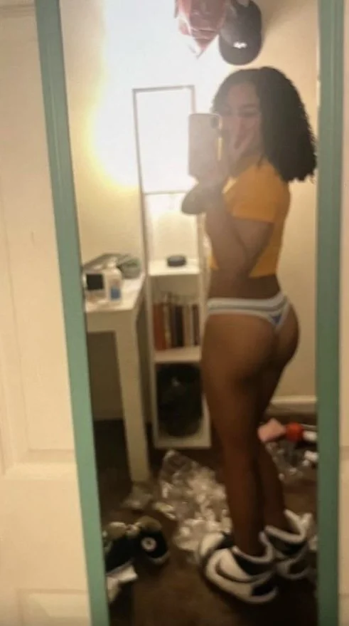Sexy Ebony slut leaked image 3